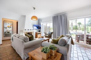 CoolHouses Luz, 3 Bed linked house, shared pool, a stones throw of the sea, Casa Sirrah