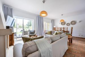 CoolHouses Luz, 3 Bed linked house, shared pool, a stones throw of the sea, Casa Sirrah