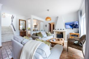 CoolHouses Luz, 3 Bed linked house, shared pool, a stones throw of the sea, Casa Sirrah