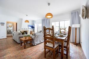CoolHouses Luz, 3 Bed linked house, shared pool, a stones throw of the sea, Casa Sirrah