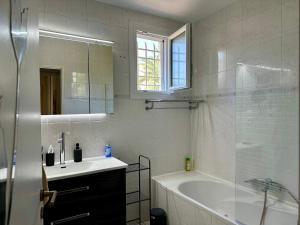 Villas VILLA avec piscine WIFI parking (Villeneuve Loubet) : photos des chambres