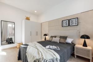 Costa - 3 bedrooms, balcony in Eixample Esquerra