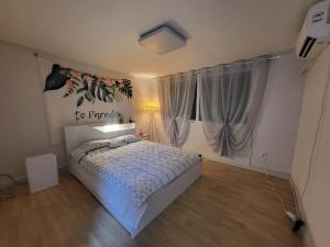 Renovated two rooms with natural light - Guwoldong