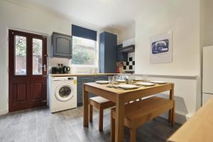 Extended Visits Spacious Sheffield House, sleeps 8