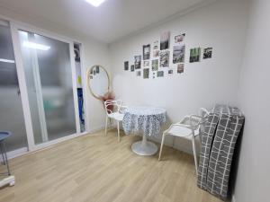 Renovated two rooms with natural light - Guwoldong