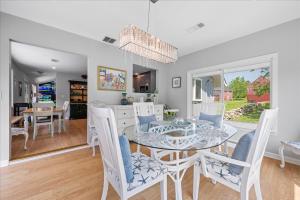 Exceptional Contemporary Retreat with 4 King Beds in Mystic CT