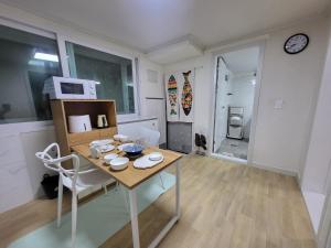 Renovated two rooms with natural light - Guwoldong