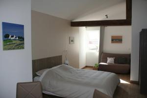 B&B / Chambres d'hotes Chambres d-hotes Escale a Bouin : Chambre Familiale avec Salle de Bains Privative