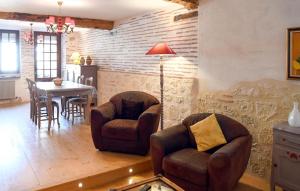 Maisons de vacances 4 Bedroom Cozy Home In Aiguillon : Maison de Vacances 4 Chambres