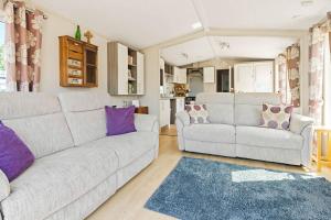 Meadow View Splash Retreat - Heated Communal Swimming Pool & Fishing Nearby