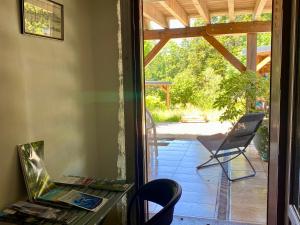Charmant F1 avec terrasse et vue sur jardin arboré - fraicheur naturelle du rez de jardin - parking