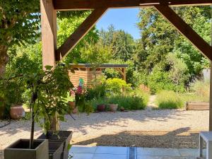 Charmant F1 avec terrasse et vue sur jardin arboré - fraicheur naturelle du rez de jardin - parking