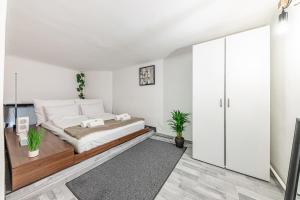 Westend Loft Chic 2BR w AC by Nyugati & M3 metro