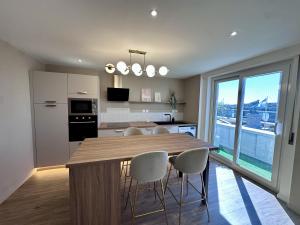 Appartements AMMG Tour Marina – Suites Signature | Vue Mer Panoramique, Jacuzzi & Design : photos des chambres