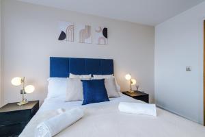 2BR Chic and Stylish in Salford, WiFi, Kitchen, Parking with City view