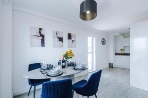 2BR Chic and Stylish in Salford, WiFi, Kitchen, Parking with City view