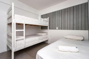 Solar de Bombinhas 204 – Localização Privilegiada e Ótimo Custo-Benefício a 30m da Praia.