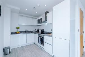 2BR Flat in Salford, Modern, City Centre, WiFi, Kitchen