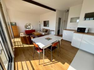 05- Le Panorama Vue Mer et Falaises