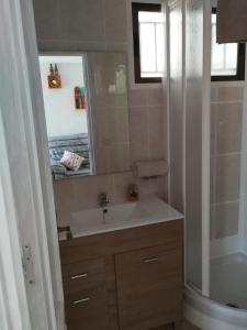 Casa baja cerca del mar