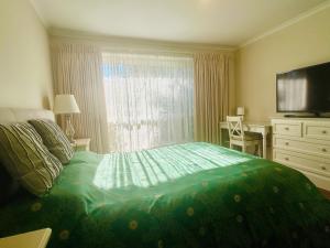 Home in Doncaster with Gardens, Near Shops & Transport