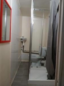 Chambre avec salle de bain privée, MOULIN ROUGE, 20 min de Paris APPARTEMENT COMMUN