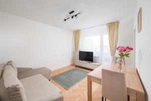 Złota Warsaw Skyline Apartment by BookingHost