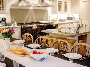 4 Bed in Hope Cove 90027