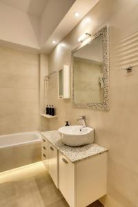 Luxurious apartment next to sea