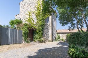 Maisons de vacances Belle Maison En Pierre Avec Piscine : Maison 3 Chambres