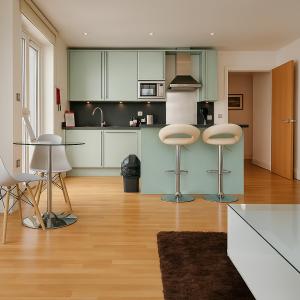 Apartment with Terrace room in Still Life Tower Hill Executive