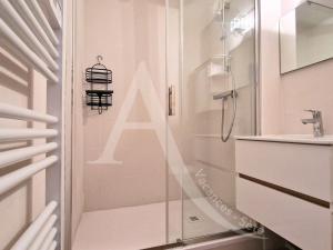 T2 avec loggia vue piscine, ascenseur et place de parking