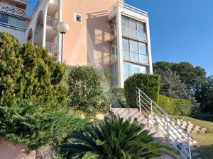 T2 avec loggia vue piscine, ascenseur et place de parking