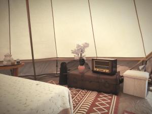 Tentes de luxe Lodge romantique esprit brocante et son jacuzzi privatif : photos des chambres
