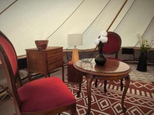 Tentes de luxe Lodge romantique esprit brocante et son jacuzzi privatif : photos des chambres