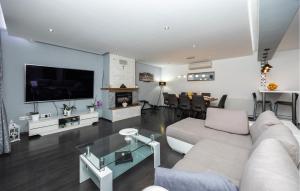 Gorgeous Home In Trilj