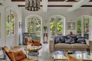 La Pasado, Huge 4 BHK villa with Large Private Pool & Garden, in Assagao, Complimentary Breakfast, full time caretaker, Bathtub, ideal for large groups - only veg cooking allowed