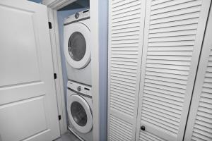 Cozy 3BR Retreat Sleeps 8 with Free Parking Near University of Illinois Chicago, Medical District & West Loop