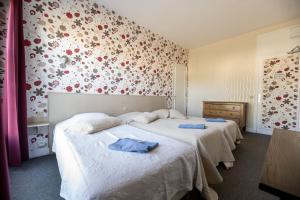 B&B / Chambres d'hotes Gite Le Relais Saint Michel : Chambre Familiale avec Salle de Bains Commune