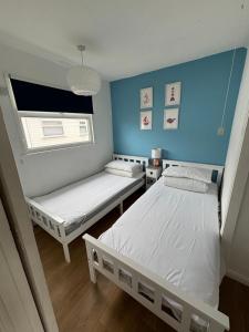 46 Hectors, Sunbeach, Scratby - Two bed chalet, sleeps 4, pet friendly, free Wi-Fi, free entry to onsite clubhouse and bed linen and towels included