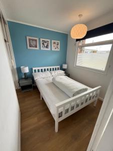 46 Hectors, Sunbeach, Scratby - Two bed chalet, sleeps 4, pet friendly, free Wi-Fi, free entry to onsite clubhouse and bed linen and towels included