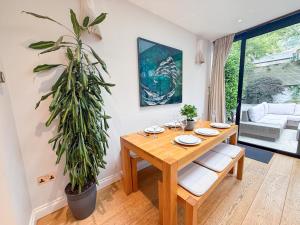2-Bedroom flat with private patio & firepit in Shepherds Bush near Hammersmith by NourNest Apartments