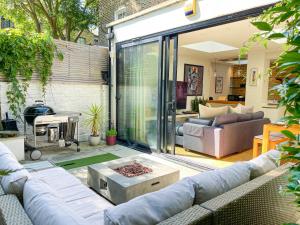 2-Bedroom flat with private patio & firepit in Shepherds Bush near Hammersmith by NourNest Apartments