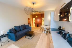 Central- walk to Massena & Beach