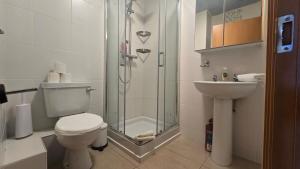 Great 2 bed, 2 bath apartment, River & city views