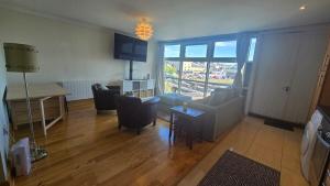 Great 2 bed, 2 bath apartment, River & city views