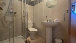 Great 2 bed, 2 bath apartment, River & city views