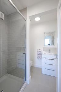 Private off street parking, near Eyre Sq, sleeps 7