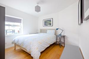 Private off street parking, near Eyre Sq, sleeps 7