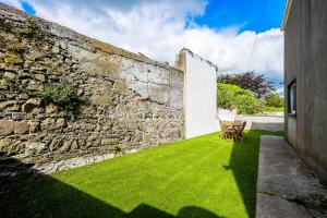 Private off street parking, near Eyre Sq, sleeps 7